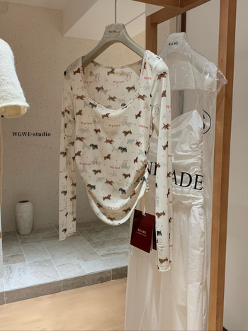 WGWE Женска тениска с принт на кученце, U-образно деколте, дълги ръкави, качулка и колажен дизайн