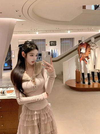 Oversize tričko s kapucňou a V výstrihom, dlhé rukávy, polyesterový zmes 50–70%