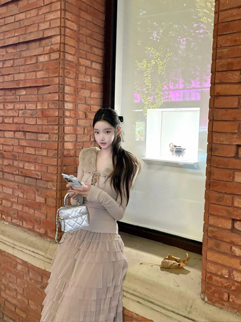 Oversize tričko s kapucňou a V výstrihom, dlhé rukávy, polyesterový zmes 50–70%