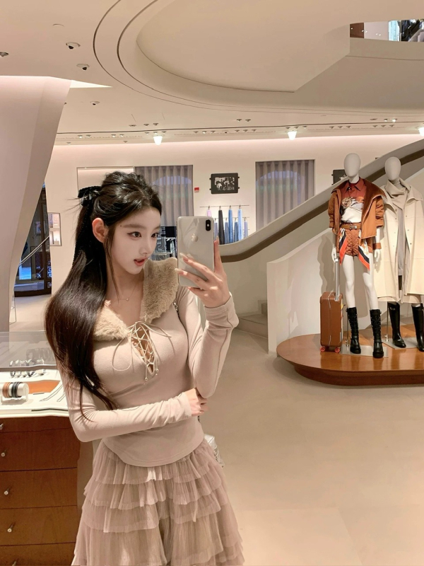 Oversize tričko s kapucňou a V výstrihom, dlhé rukávy, polyesterový zmes 50–70%