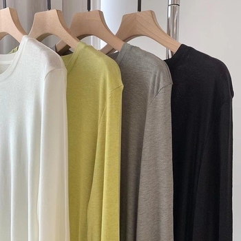 Pamukova T-majica; okrugli izrez; dugi rukavi; opuštena silueta