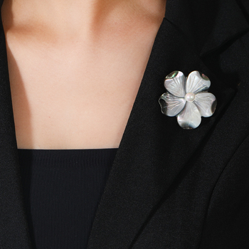 Broš naturaalse pärli – lille- ja liblika motiiv, originaalne disain, kuju bow-tie, naiste aksessuaar