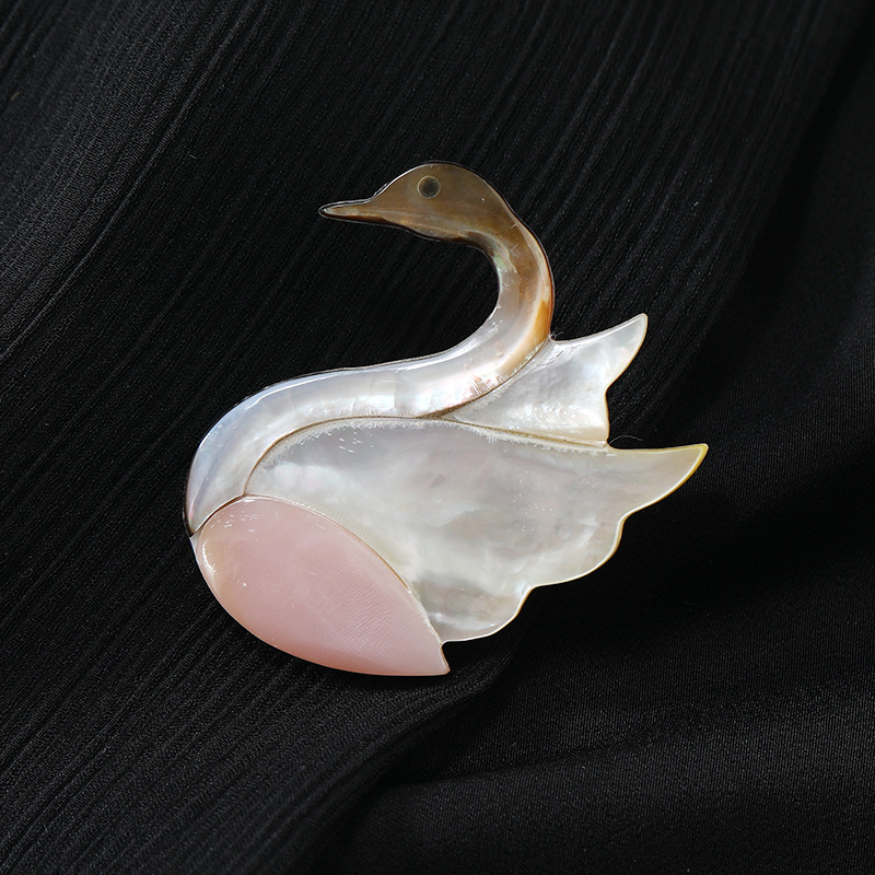 Broš naturaalse pärli – lille- ja liblika motiiv, originaalne disain, kuju bow-tie, naiste aksessuaar