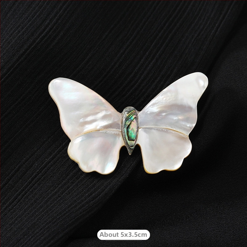 Broš naturaalse pärli – lille- ja liblika motiiv, originaalne disain, kuju bow-tie, naiste aksessuaar