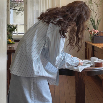 Sieviešu svītrainā krekla, brīvā piegriezuma, garas piedurknes, polo apkakle, vienrindu pogu aizdare