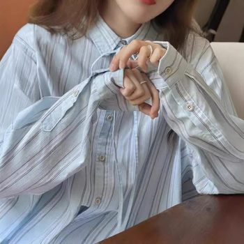 Sieviešu svītrainā krekla, brīvā piegriezuma, garas piedurknes, polo apkakle, vienrindu pogu aizdare