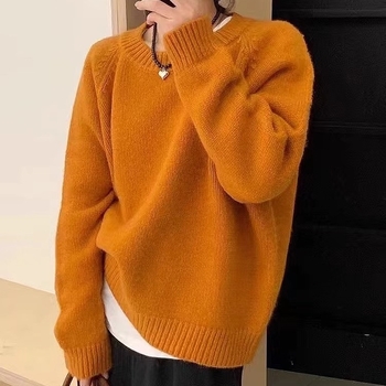 Пуловер с качулка, японско-корейски неформален стил, свободна кройка, средна дебелина трикотаж, мек и удобен, реглан ръкави, смес овча вълна и полиестер (30–50% полиестер), едноцветен дизайн