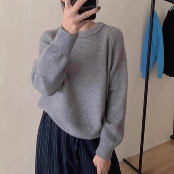 Пуловер с качулка, японско-корейски неформален стил, свободна кройка, средна дебелина трикотаж, мек и удобен, реглан ръкави, смес овча вълна и полиестер (30–50% полиестер), едноцветен дизайн