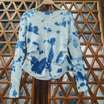 Pamukasti pleteni pulover s tie-dye uzorkom, okrugli ovratnik, labavi kroj, dugi rukavi, 80–90% pamuka