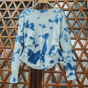 Pamukasti pleteni pulover s tie-dye uzorkom, okrugli ovratnik, labavi kroj, dugi rukavi, 80–90% pamuka