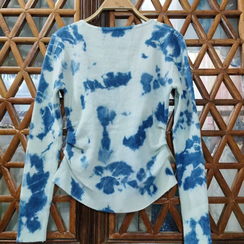Pamukasti pleteni pulover s tie-dye uzorkom, okrugli ovratnik, labavi kroj, dugi rukavi, 80–90% pamuka