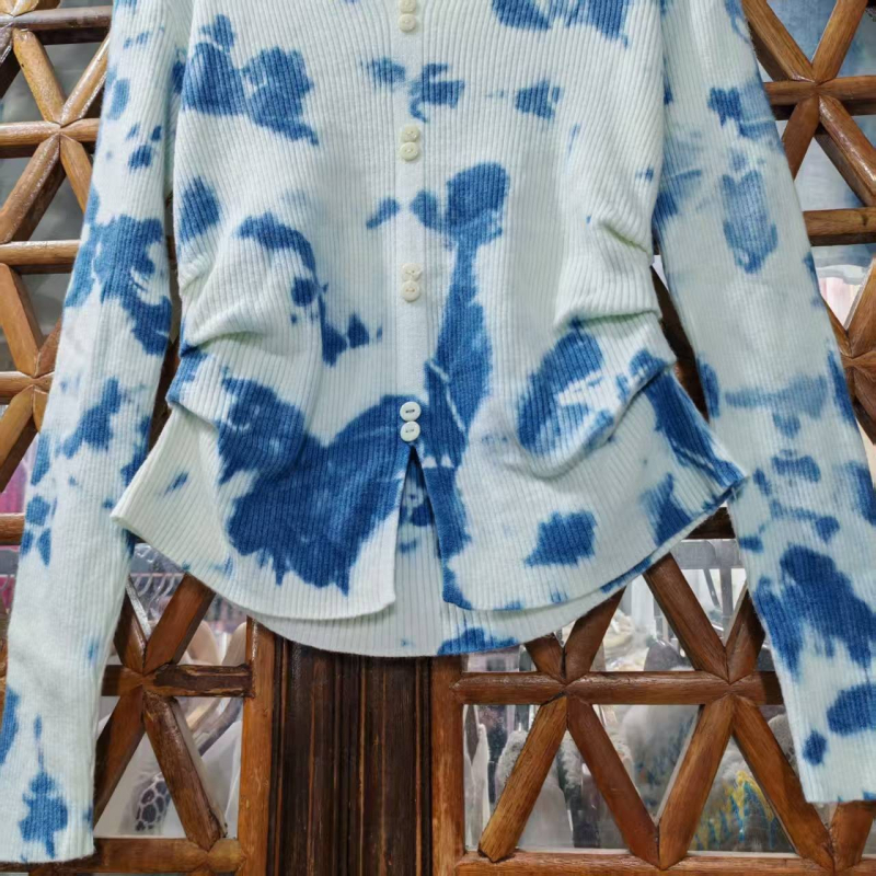 Pamukasti pleteni pulover s tie-dye uzorkom, okrugli ovratnik, labavi kroj, dugi rukavi, 80–90% pamuka