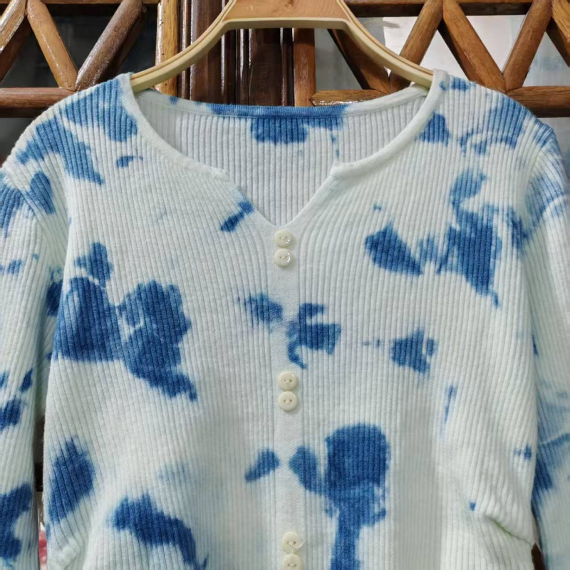 Pamukasti pleteni pulover s tie-dye uzorkom, okrugli ovratnik, labavi kroj, dugi rukavi, 80–90% pamuka