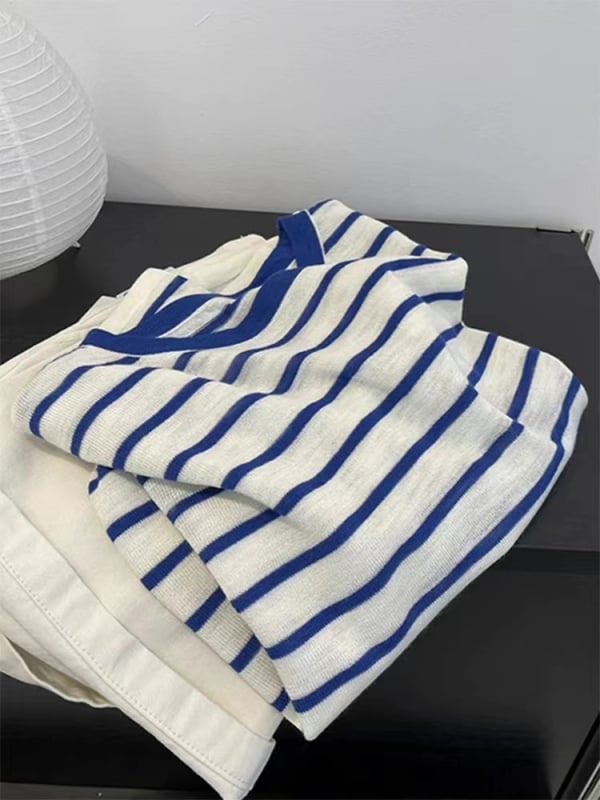 Majica od poliestera s prugastim uzorkom i crinkle teksturom, okrugli izrez, kratki rukavi