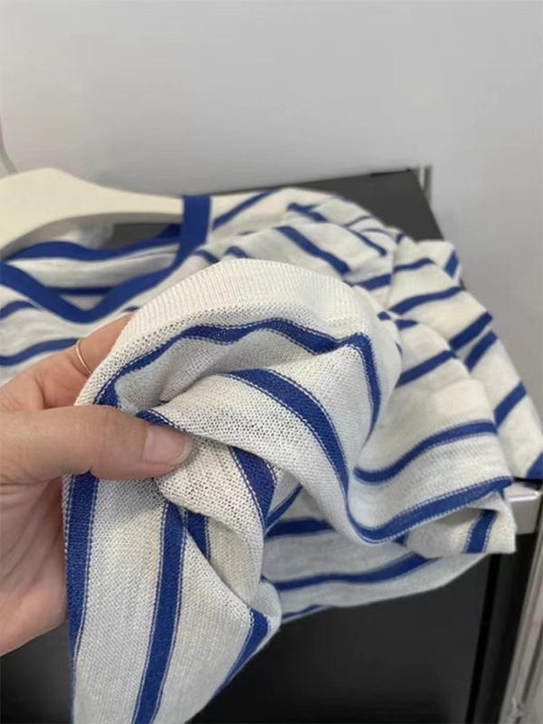Majica od poliestera s prugastim uzorkom i crinkle teksturom, okrugli izrez, kratki rukavi