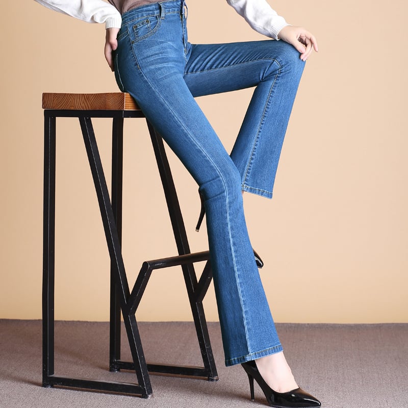 Női farmernadrág magas derekú, széles szárú és enyhén bővülő alsó rész, 80–90% pamut, laza stílus