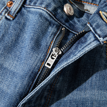 Muške traperice ravnog kroja, visok pojas, pamukasti denim, enzimsko pranje, završni finiš i višestruki džepovi, zatvarač