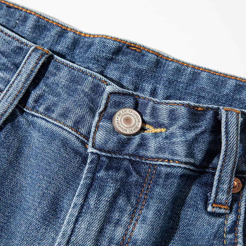 Muške traperice ravnog kroja, visok pojas, pamukasti denim, enzimsko pranje, završni finiš i višestruki džepovi, zatvarač