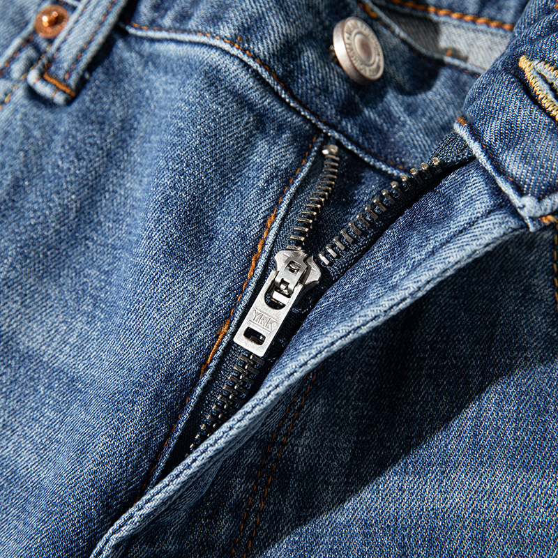 Muške traperice ravnog kroja, visok pojas, pamukasti denim, enzimsko pranje, završni finiš i višestruki džepovi, zatvarač