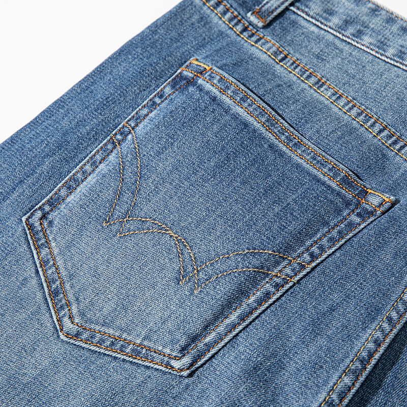 Muške traperice ravnog kroja, visok pojas, pamukasti denim, enzimsko pranje, završni finiš i višestruki džepovi, zatvarač
