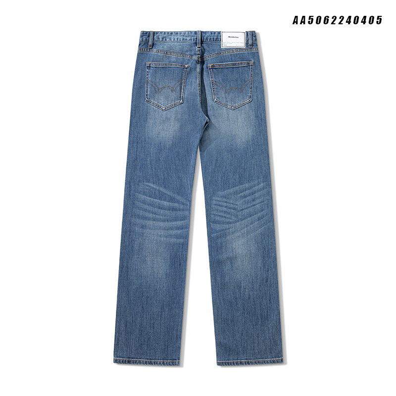 Muške traperice ravnog kroja, visok pojas, pamukasti denim, enzimsko pranje, završni finiš i višestruki džepovi, zatvarač