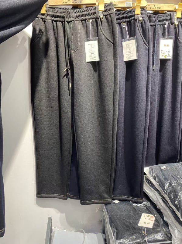 Traperice od pletenskog denima s flis podstavom, ravni kroj, elastičan pojas, visok struk, Lyocell 50–70% i Spandex do 30%