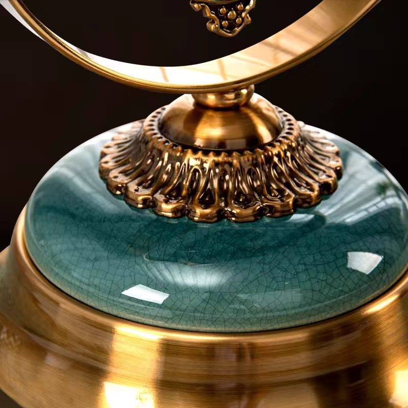 Asztali óra – analóg mutató, GMT funkció, Overlord mozgás, fém tokozás, elemmel működik