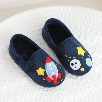 Berniukų vidinės šlepetės su raketos‑planeto dizainu, minkštas velūro viršus, plastmasinis padas, įprastas storis, amžius 4–6 metai