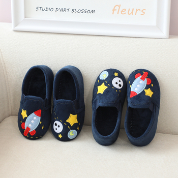 Berniukų vidinės šlepetės su raketos‑planeto dizainu, minkštas velūro viršus, plastmasinis padas, įprastas storis, amžius 4–6 metai