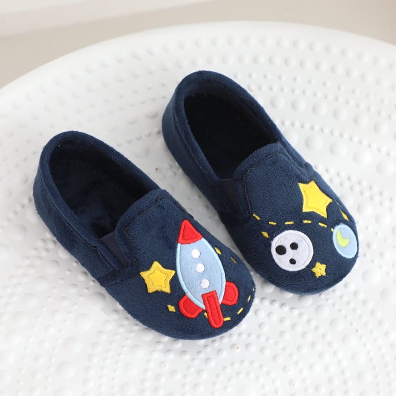 Berniukų vidinės šlepetės su raketos‑planeto dizainu, minkštas velūro viršus, plastmasinis padas, įprastas storis, amžius 4–6 metai