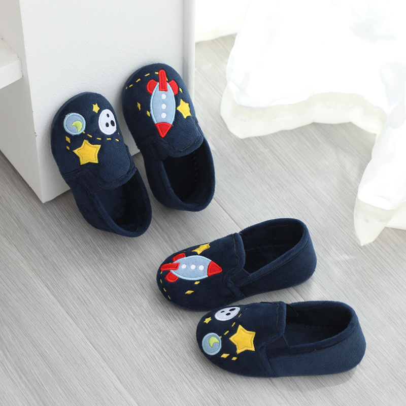 Berniukų vidinės šlepetės su raketos‑planeto dizainu, minkštas velūro viršus, plastmasinis padas, įprastas storis, amžius 4–6 metai