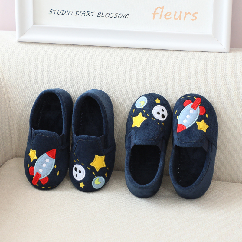 Berniukų vidinės šlepetės su raketos‑planeto dizainu, minkštas velūro viršus, plastmasinis padas, įprastas storis, amžius 4–6 metai