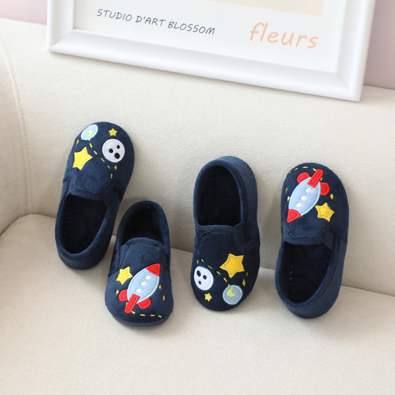 Berniukų vidinės šlepetės su raketos‑planeto dizainu, minkštas velūro viršus, plastmasinis padas, įprastas storis, amžius 4–6 metai