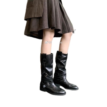 Lovaglócsizma, valódi bőr, két rétegű marhabőr, kerek orr, középmagas szár, 3–5 cm-es sarok, csatos zárás