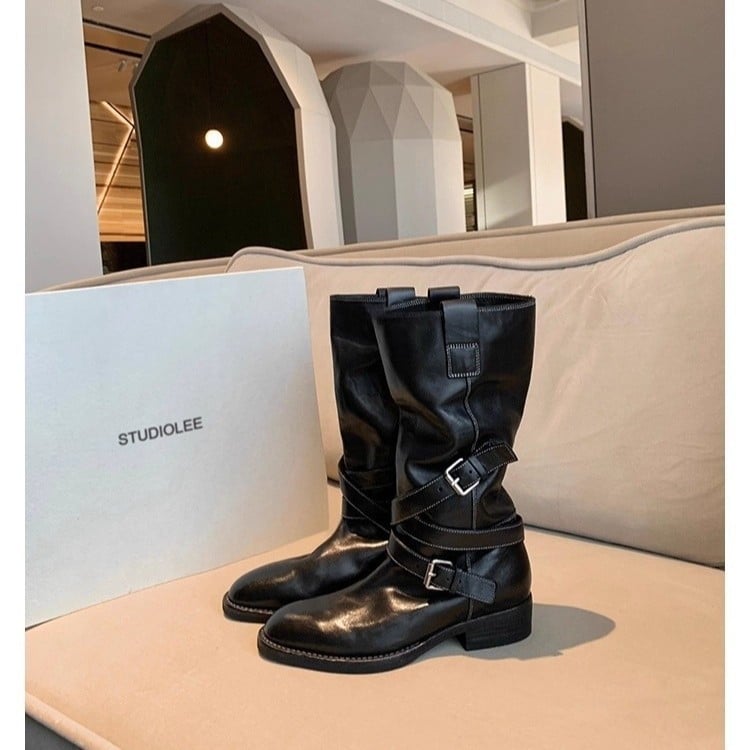 Lovaglócsizma, valódi bőr, két rétegű marhabőr, kerek orr, középmagas szár, 3–5 cm-es sarok, csatos zárás