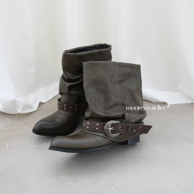 Női csizmák hegyes orrú, vastag 3–5 cm-es sarokkal, felső rész: szuper rost, csizma anyaga: split bőr, bélés: juhgyapjú