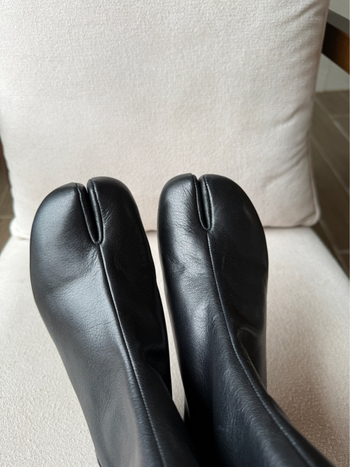 Ženske kožne tabi čizme s podijeljenim prstom, kratke čizme s kopčom, niski shaft, srednja visina pete 3–5 cm