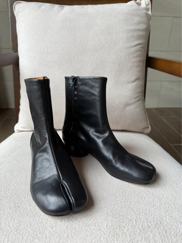 Ženske kožne tabi čizme s podijeljenim prstom, kratke čizme s kopčom, niski shaft, srednja visina pete 3–5 cm