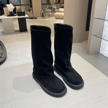 Lovagcsizma marhabőrrel – felsőrész bőr, belső bőr, gumitalp, 3–5 cm-es vastag sarok, magas csizma