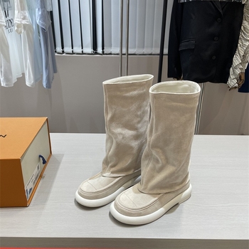 Lovagcsizma marhabőrrel – felsőrész bőr, belső bőr, gumitalp, 3–5 cm-es vastag sarok, magas csizma