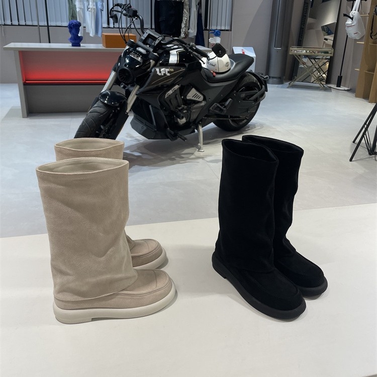 Lovagcsizma marhabőrrel – felsőrész bőr, belső bőr, gumitalp, 3–5 cm-es vastag sarok, magas csizma