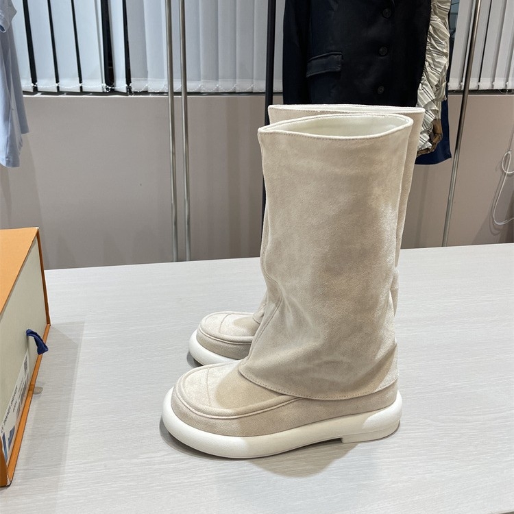 Lovagcsizma marhabőrrel – felsőrész bőr, belső bőr, gumitalp, 3–5 cm-es vastag sarok, magas csizma