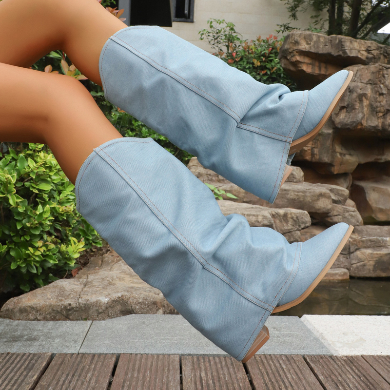 Női western cowboy csizma hegyes orral, vastag sarok, sarokmagasság 3–5 cm, középmagas szár, felső rész textil