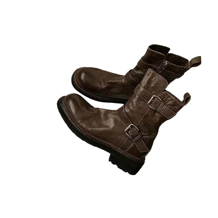 Lovagcsizma – marhabőr felső, gumírozott talp, kerek orr, középmagas sarok 3–5 cm, oldalsó cipzár