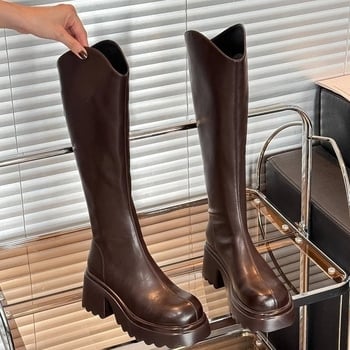 Lovaglócsizma: felső rész mikroszál, kerek orr, középmagas sarok 3–5 cm, magas szár