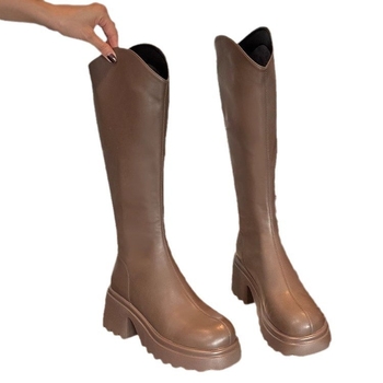 Lovaglócsizma: felső rész mikroszál, kerek orr, középmagas sarok 3–5 cm, magas szár