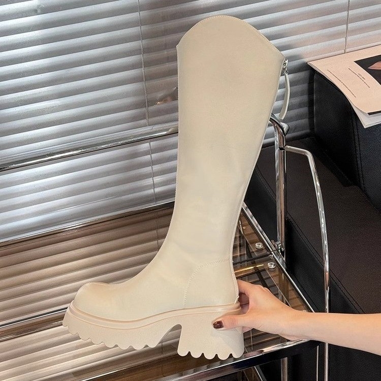 Lovaglócsizma: felső rész mikroszál, kerek orr, középmagas sarok 3–5 cm, magas szár