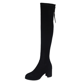 Čizme iznad koljena sa stražnjim zatvaračem; gornji dio od ovčjeg velura; gumeni đon; fleece unutrašnjost; visoke pete 6-8 cm.