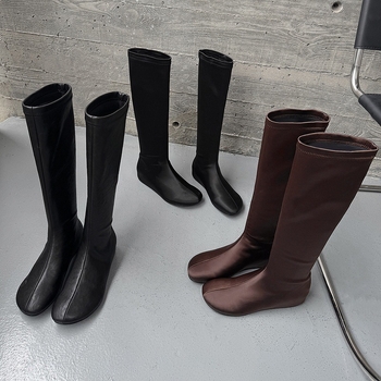 Botine damă în linie strânsă, cu partea superioară elastică, talpă din cauciuc, vârf rotund, toc în formă de pană 3–5 cm, guler înalt