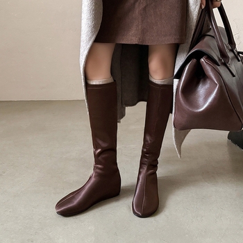 Botine damă în linie strânsă, cu partea superioară elastică, talpă din cauciuc, vârf rotund, toc în formă de pană 3–5 cm, guler înalt